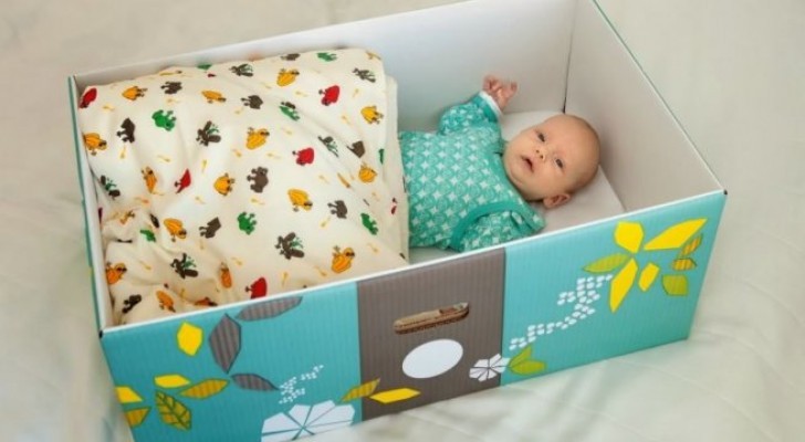 Die finnische Tradition, Babies in Kisten schlafen zu lassen, um den Tod in der Wiege zu vermeiden