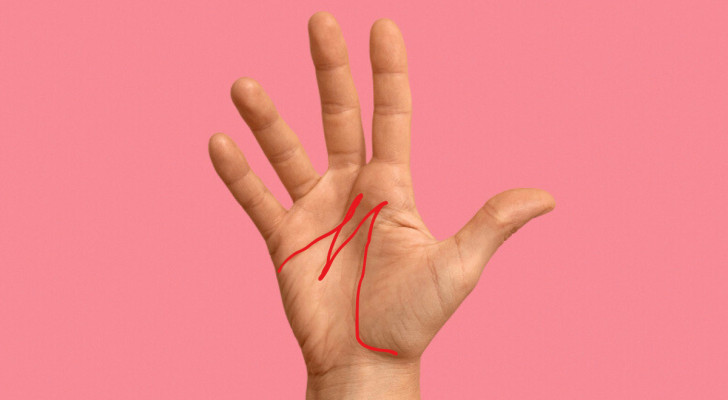 Una mano con linee che formano la lettera M sul palmo