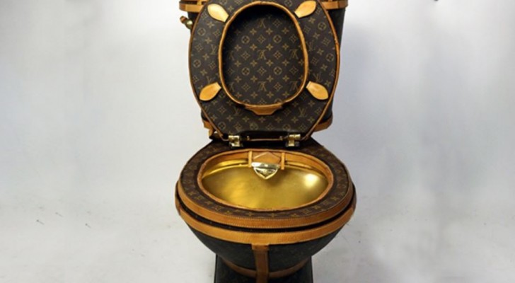 Il construit des toilettes Louis Vuitton et les met en vente: son prix est stupéfiant