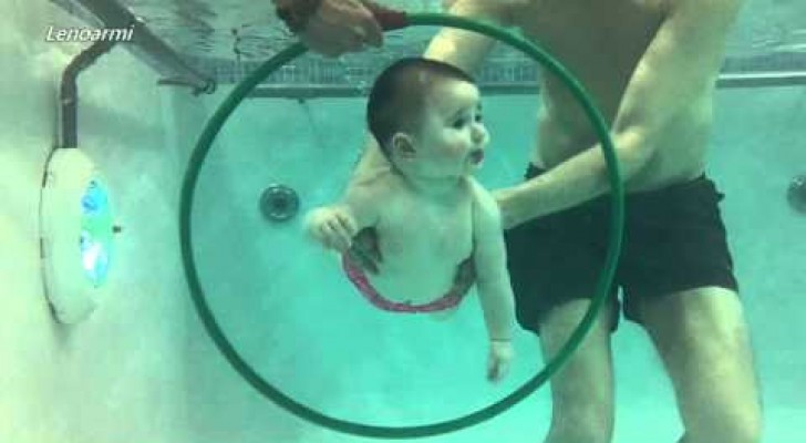 Istanti emozionanti di genitori che insegnano ai propri bimbi a nuotare
