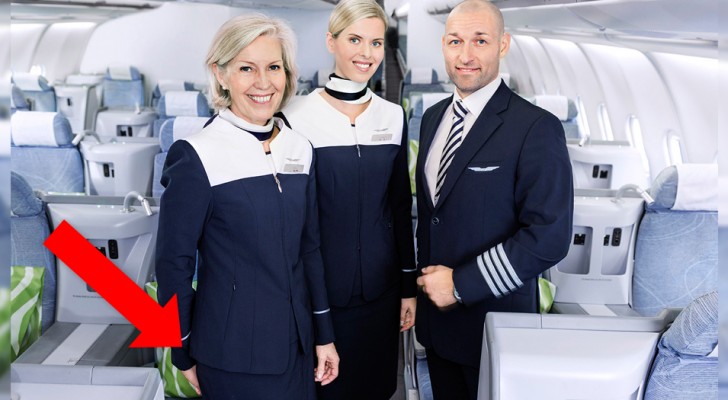 Perché gli assistenti di volo accolgono i passeggeri con le mani dietro alla schiena?