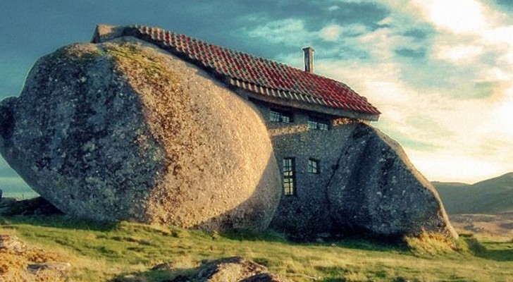 Casa do Penedo: das kuriose Haus, das aus 4 riesigen, nebeneinander liegenden Felsblöcken besteht