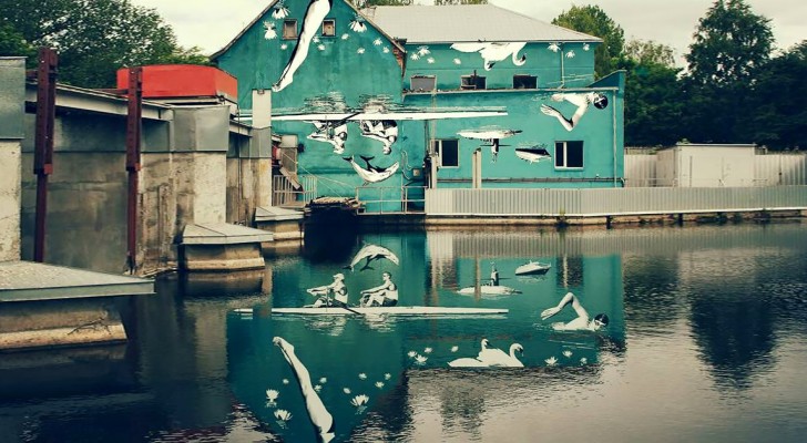 Il bellissimo murale capovolto che si può ammirare solo dal suo riflesso sull'acqua