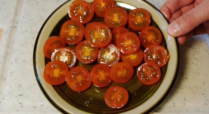 Wie man Cocktail-Tomaten in drei Sekunden schneidet