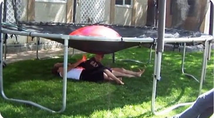 He gets his children to lie down under the trampoline: what he's planning is ... hilarious !