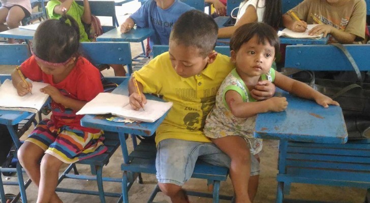 He comes to school with his baby sister, so that he does not have to miss a lesson and their photo has touched everyone's heart ...