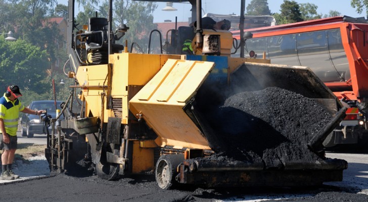 Londres commence à refaire les routes avec de l'asphalte fait à partir de déchets plastiques, et les résultats dépassent les attentes.