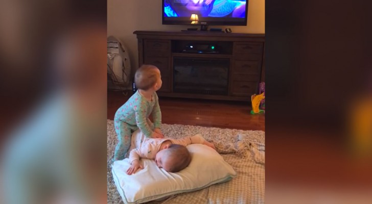 Les jumeaux ont l'air de regarder la télé, mais ce que maman a filmé est beaucoup plus amusant.