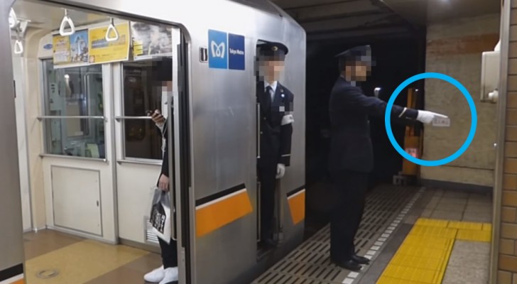 Japanisches Bahnsteigpersonal macht nichts anderes als mit dem Finger zu deuten: Was bedeutet dieses kuriose Verhalten?