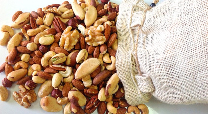 Mangiare frutta secca contro l'obesità: pistacchi, noci e mandorle sono capaci di stabilizzare il peso