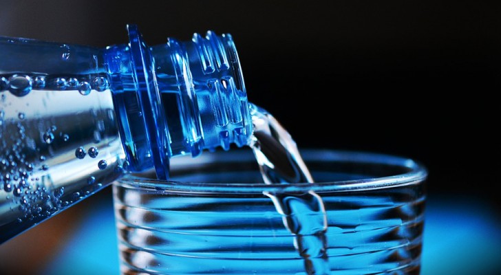 Micro-plastiche nel 93% delle acque in bottiglia: uno studio mette in allarme il mondo intero