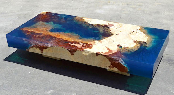 Questo tavolino in pietra naturale e resina porterà l'Oceano direttamente nel vostro salotto