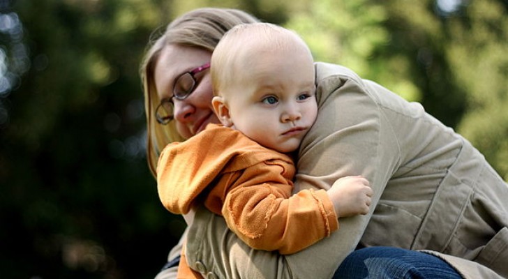 La méthode holding : voici comment calmer un enfant en le prenant dans les bras