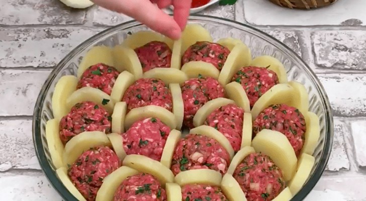 Doe de gehaktballen met de aardappelen in een ovenschaal: wanneer het klaar is, lik je er je vingers bij af