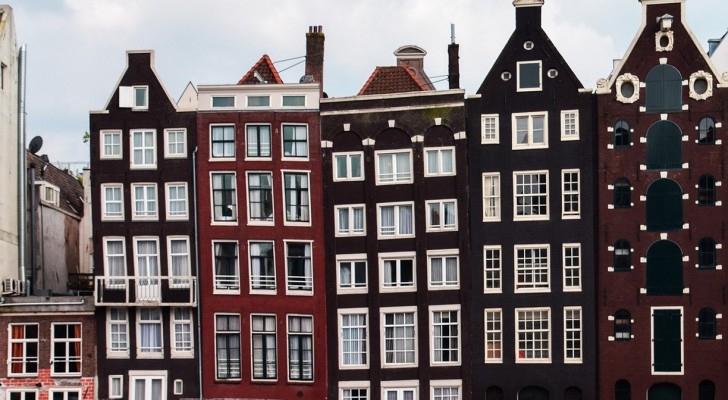 Sapete perché le case del centro di Amsterdam sono strette, lunghe... E storte?