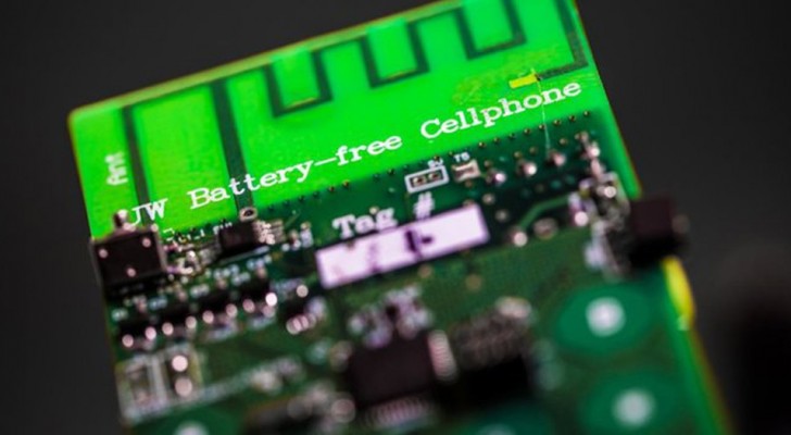 I ricercatori hanno creato il primo cellulare che funziona senza batteria