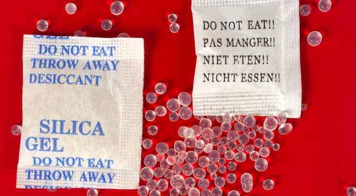 It is amazing the way sachets of silica gel can be used! Here are 12 situations where they come in handy.
