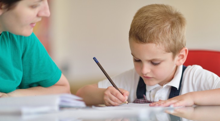 Aiutare i figli a fare i compiti a casa compromette il loro rendimento scolastico