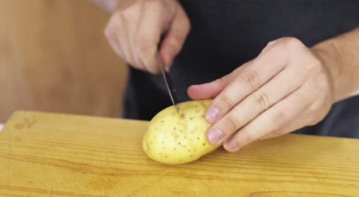 Skala kokta potatis på 2 sekunder? Titta på detta enkla trick 