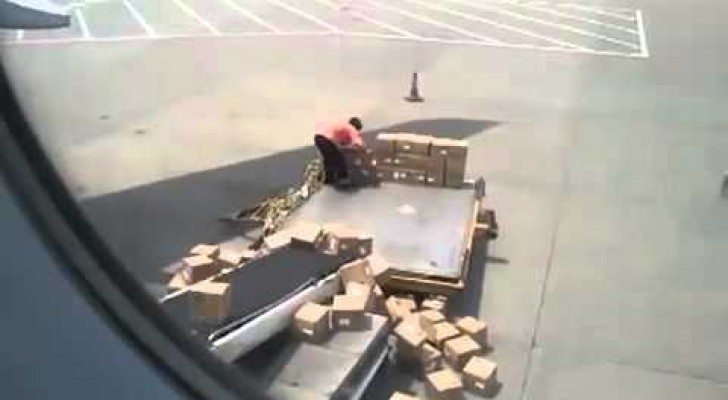 The worst airport worker in the world !