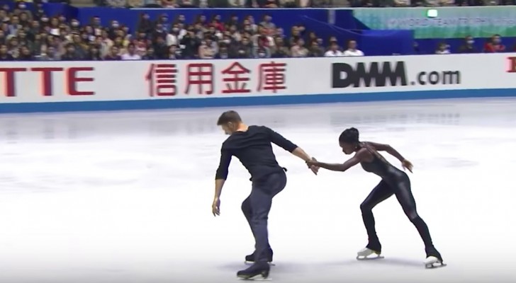 De schaatsers starten met hun uitvoering: enkele ogenblikken later twijfelen de juryleden niet meer wie de winnaar zal zijn