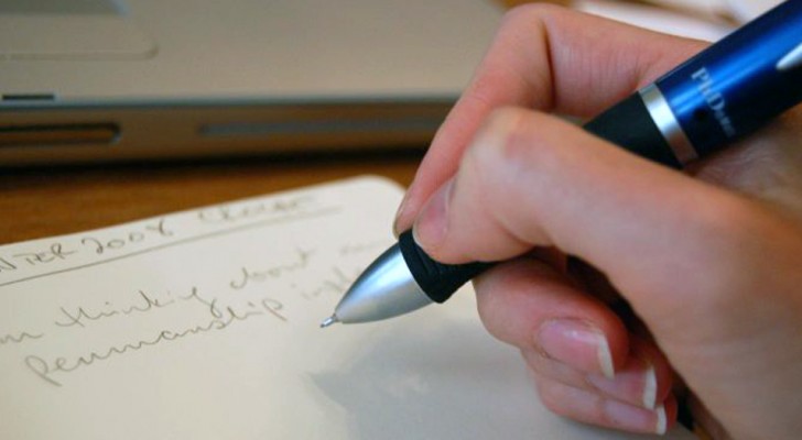 Il modo in cui scrivi rivela molto sulla tua personalità: ecco 5 indizi per analizzare la calligrafia