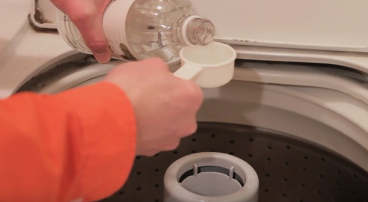 10 modi di usare l'aceto nella lavatrice per un bucato ultra pulito