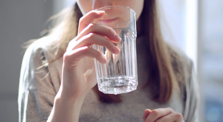 6 convincenti motivi per cui dovresti iniziare a bere acqua tiepida invece che fredda