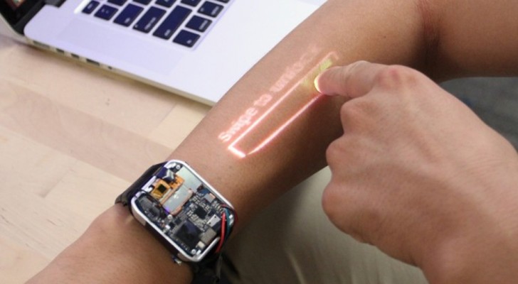 Ecco l'orologio che trasforma la pelle del braccio nello schermo del tuo smartphone
