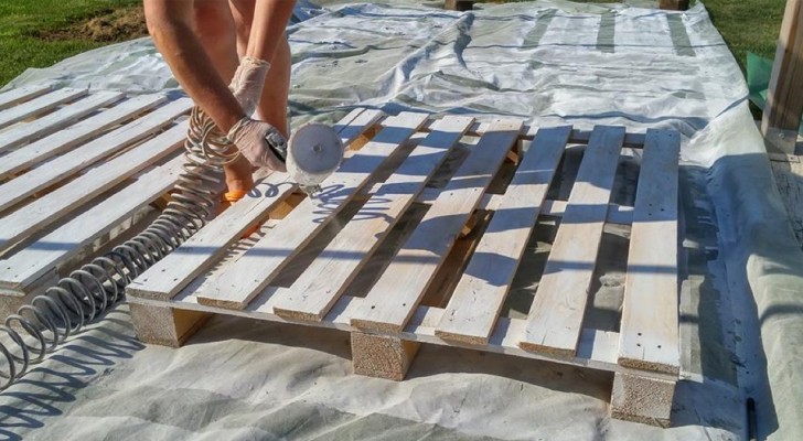 Un entero angulo relax hecho de pallet: el proyecto de estos jovenes hacen venir ganas de ponerse manos a la obra