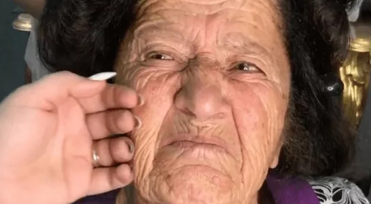 Una truccatrice inizia a truccare la sua anziana nonna e la trasforma in una splendida diva di mezza età