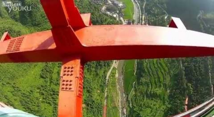 Salto dal ponte Aizhai in Cina