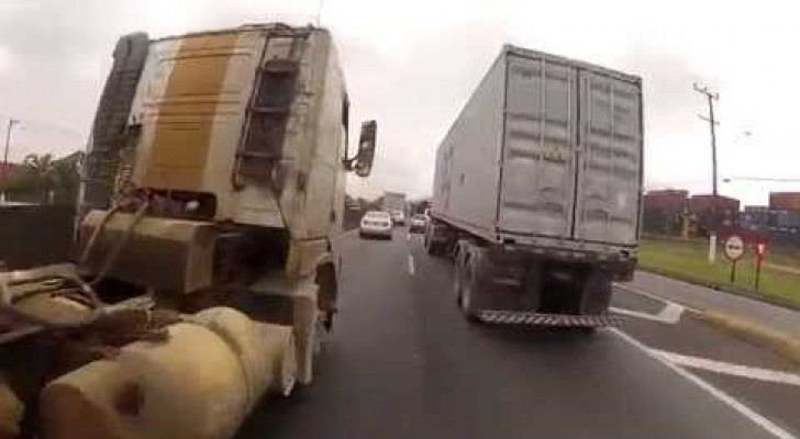 Folle sfreccia tra i camion in Brasile