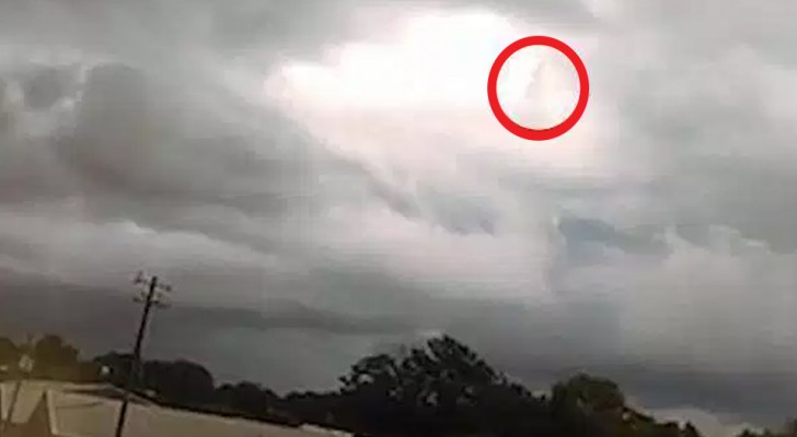 Mensen beweren 'God' te zien wandelen door de wolken op deze video tijdens een storm