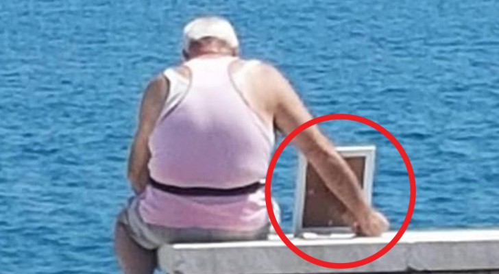Un uomo porta la moglie in foto a guardare il mare: un gesto d'amore come se ne vedono pochi oggi