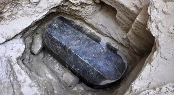 Ein riesiger Sarkophag aus schwarzem Granit wurde in Ägypten entdeckt, aber niemand weiß, wer da drin ist