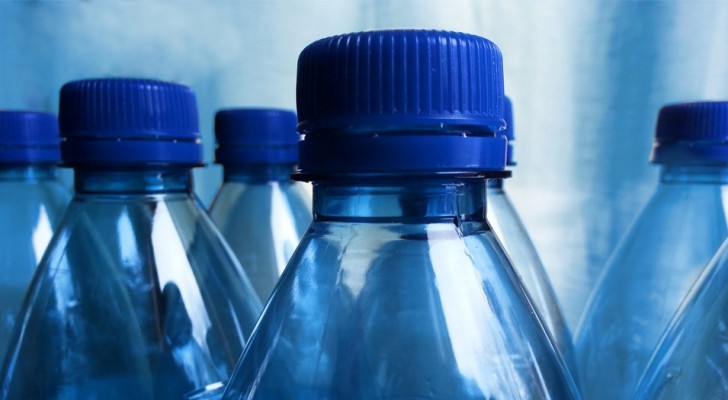 Secondo uno studio, l'acqua contenuta nelle bottigliette contiene livelli molto alti di microplastiche