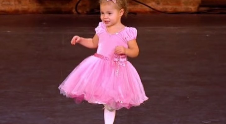 Il balletto della Piccola bambina di 2 anni