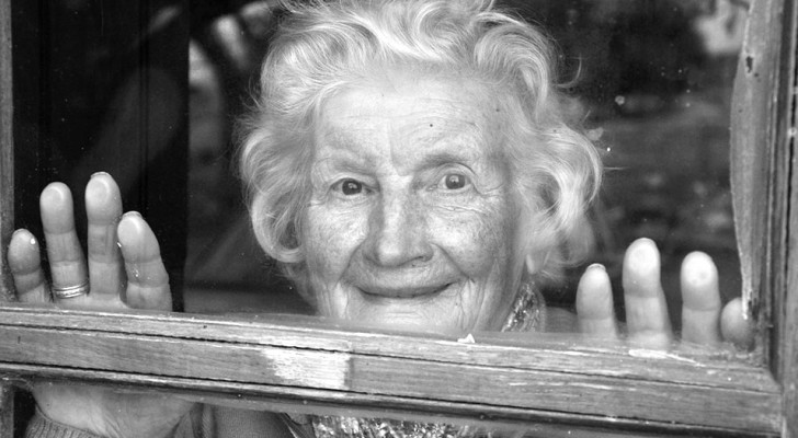 Una nonna invia ad un giornale una lettera dalla casa di riposo per raccontare tutta la sua solitudine