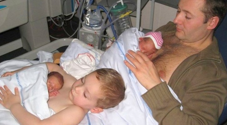Il bambino aiuta il papà a crescere i fratellini prematuri: il motivo per cui li tengono sul petto è dolcissimo