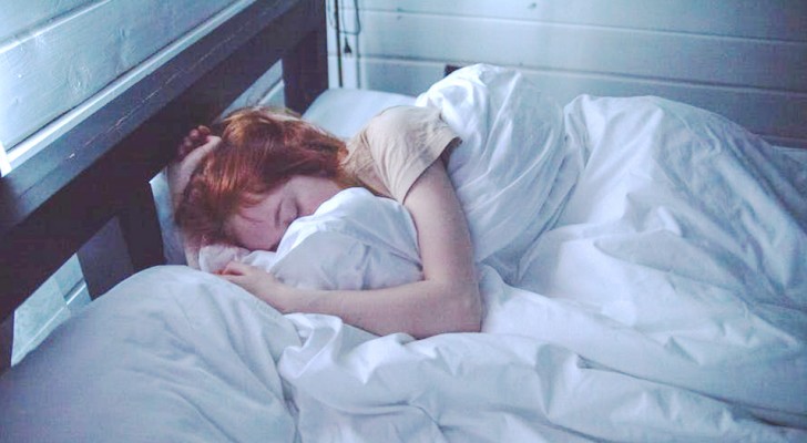 Chi rimane a dormire dopo lo squillo della sveglia è più intelligente: lo dice la scienza