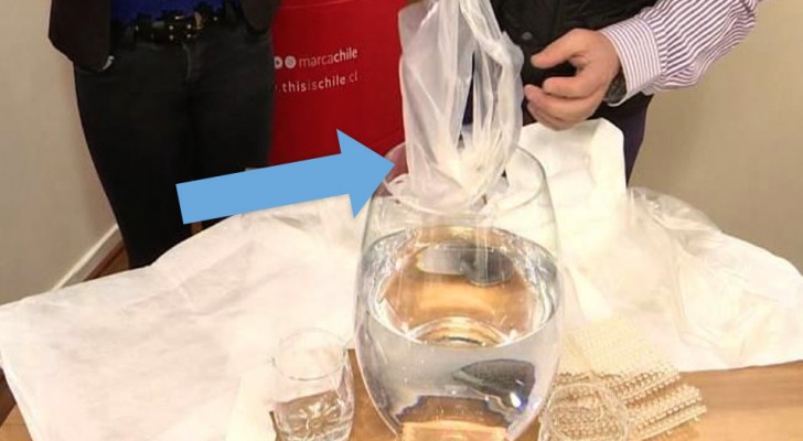 Dit zakje dat zich oplost in water binnen 5 minuten kan de uitvinding zijn die het lot kan veranderen van alle zeeën
