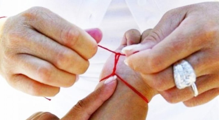 Legenden om den röda tråden - en kraftfull amulett att knyta vid handleden för att driva bort negativitet