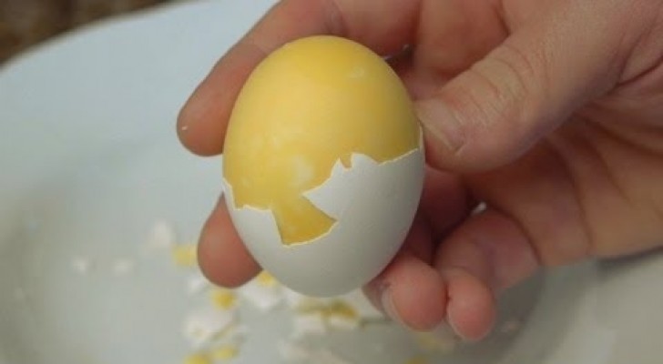 Como revolver el huevo al interior de la cascara sin romper?