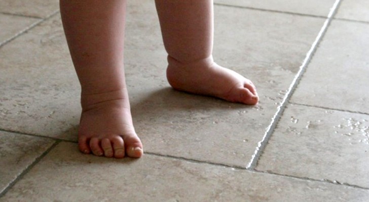 Les experts recommandent de laisser les enfants pieds nus le plus longtemps possible.