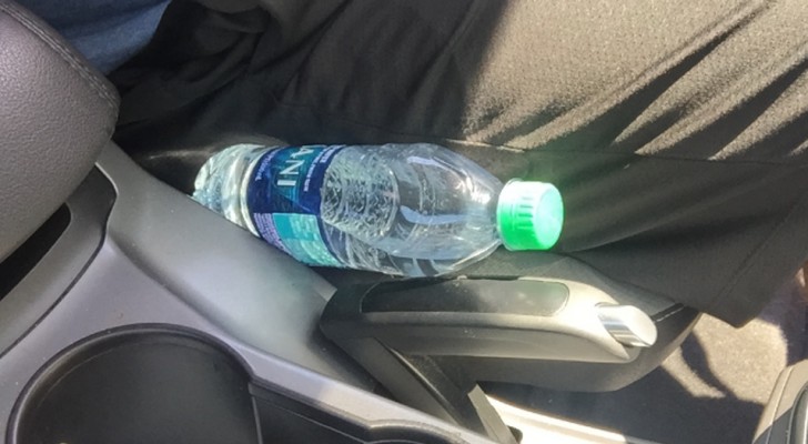 Os bombeiros alertam para nunca deixarmos garrafas de plástico no carro: elas podem causar incêndios