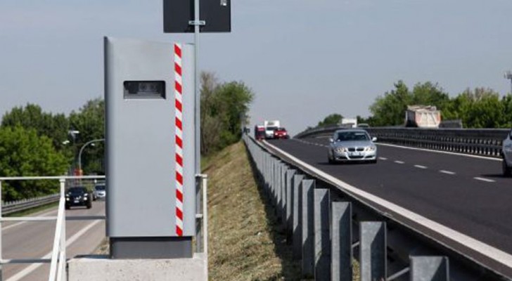 Ein Polizeikommando verrät den unfehlbaren "Trick", um Bußgelder für zu schnelles Fahren zu vermeiden: die Grenzen respektieren