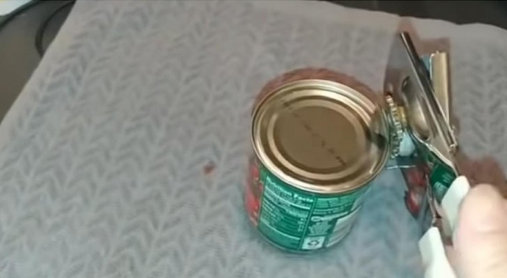 Um homem nos mostra o modo correto de usar um abridor de latas