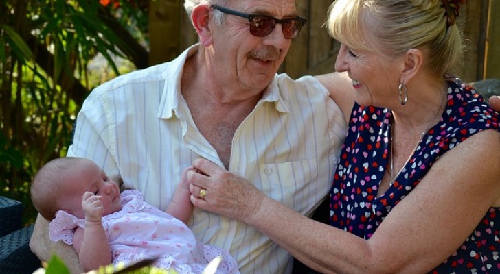 Prendersi cura dei nipoti può rendere la vita dei nonni più longeva e felice: lo suggeriscono alcuni studi