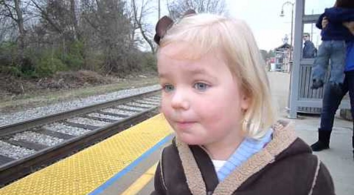 The amazement of a young girl when the train arrives